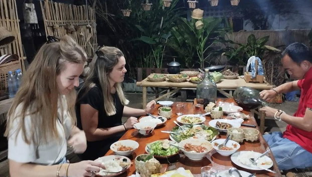 ResiRest – Eine lokale Familie an ihrem Esstisch in Phuket treffen - Foto 2